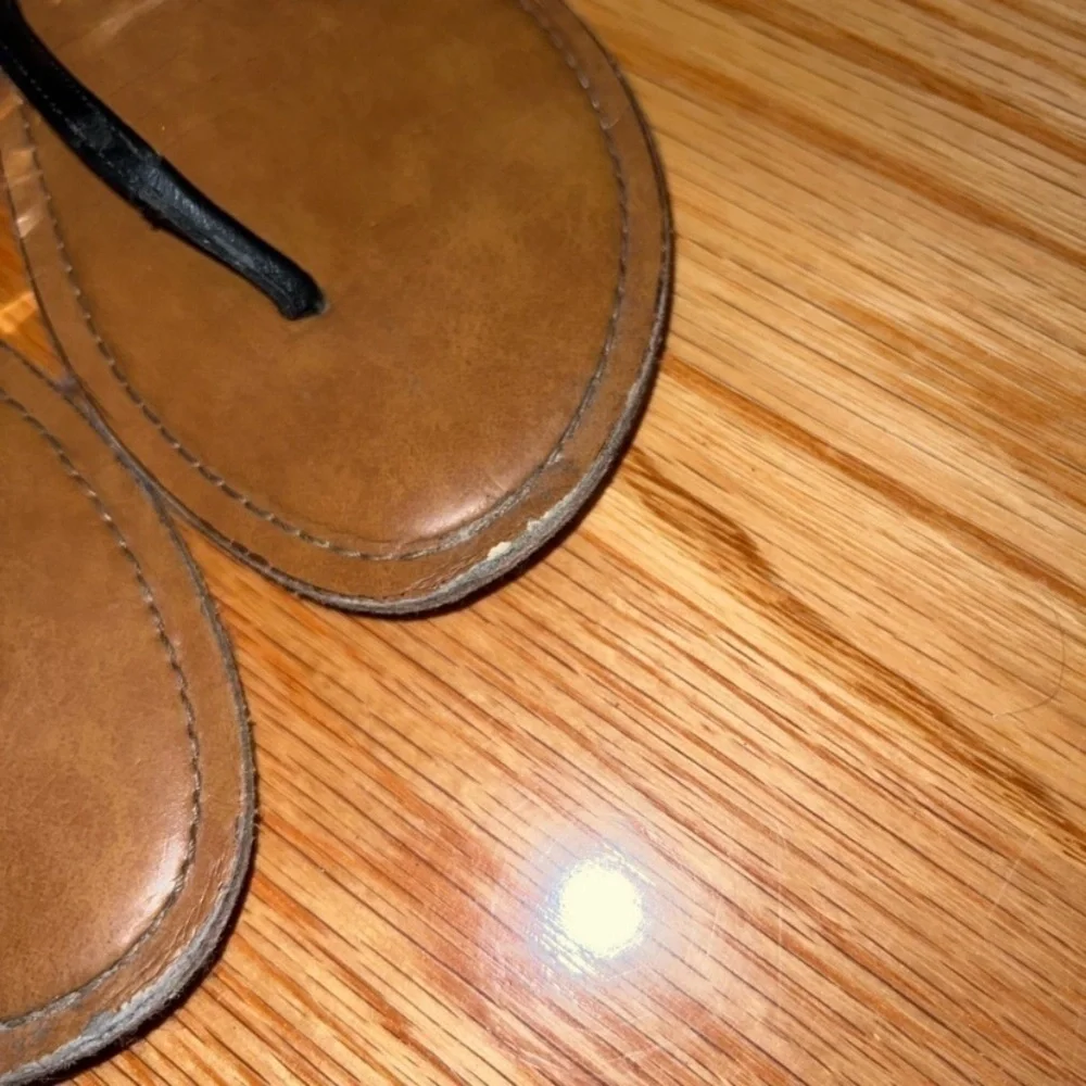 Women's Brown and Black Sandals tan and black with a gold bow sandal Merona 8.5